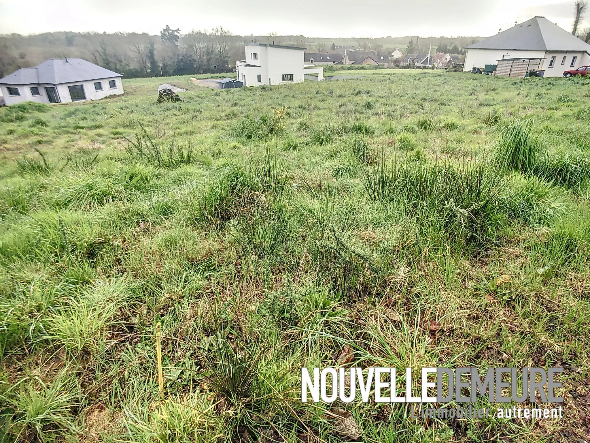 Terrain constructible à Hénon de 950 m2 