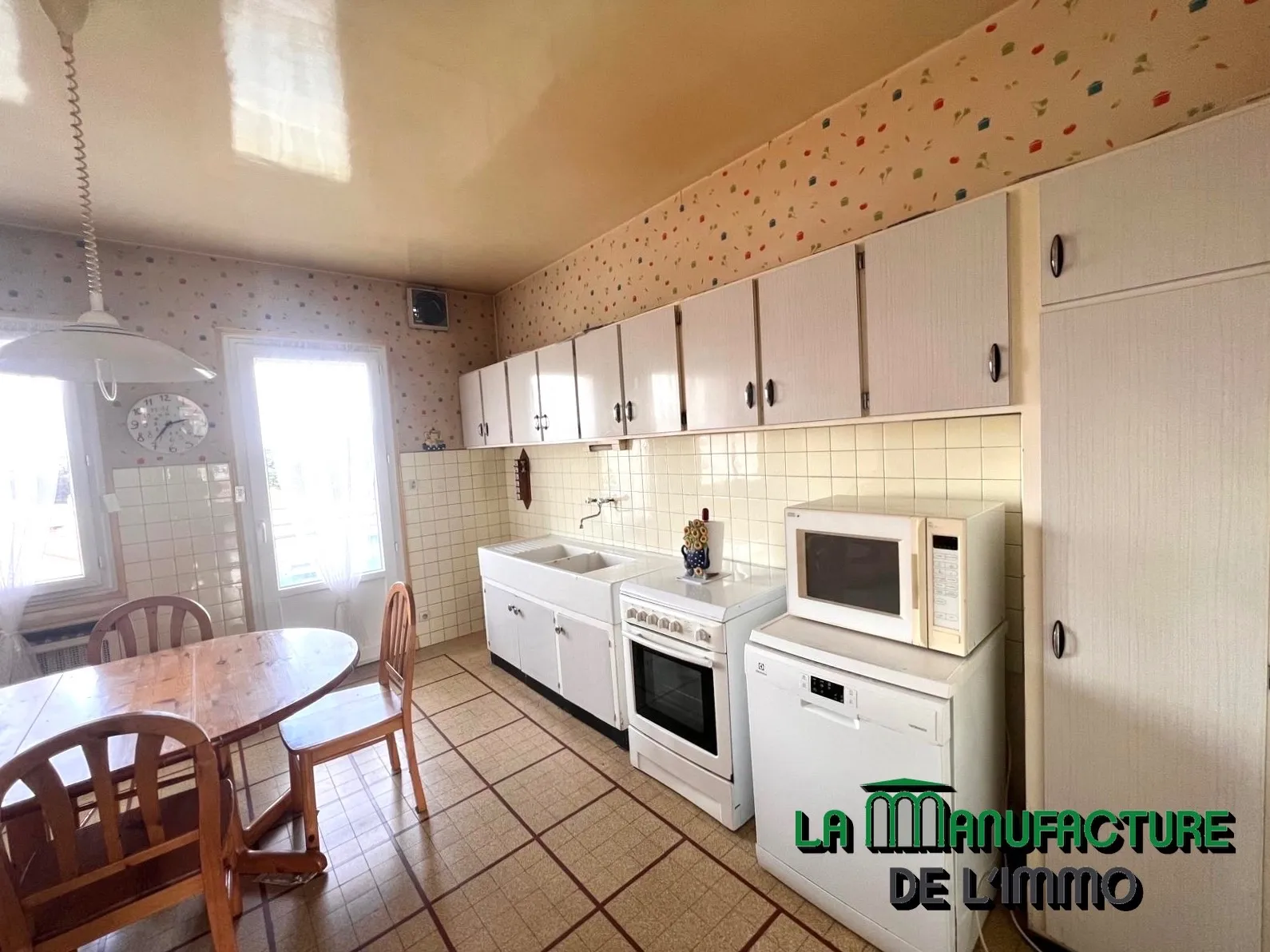 Appartement F5 à rafraîchir - Balcons - Cave - Grenier - Garage / Monthieu - Rue des Allies 