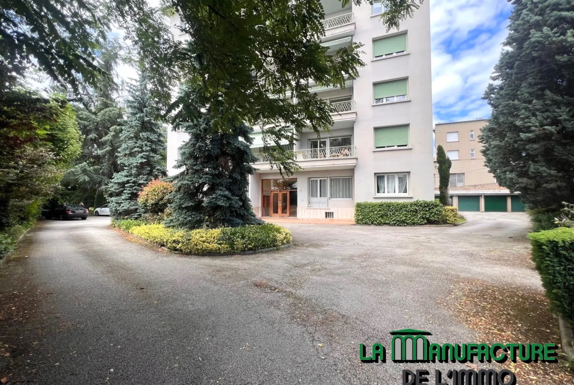 Appartement F5 à rafraîchir - Balcons - Cave - Grenier - Garage / Monthieu - Rue des Allies 