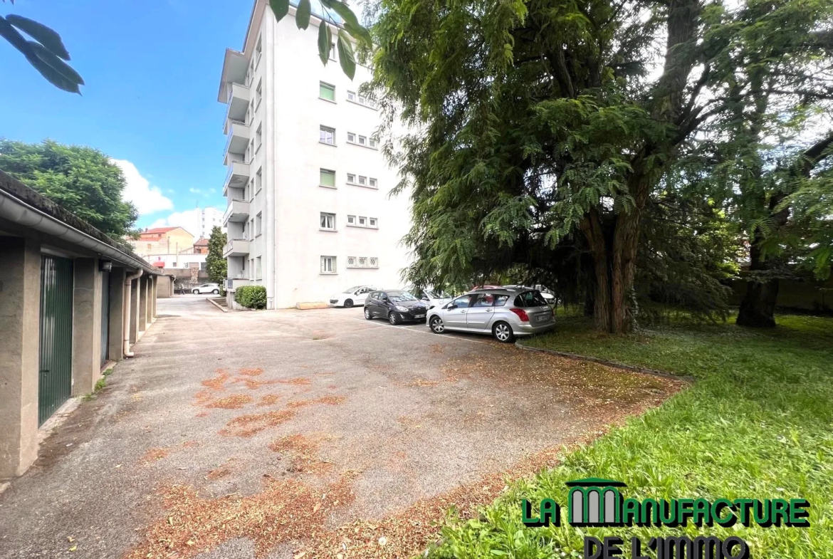 Appartement F5 à rafraîchir - Balcons - Cave - Grenier - Garage / Monthieu - Rue des Allies 