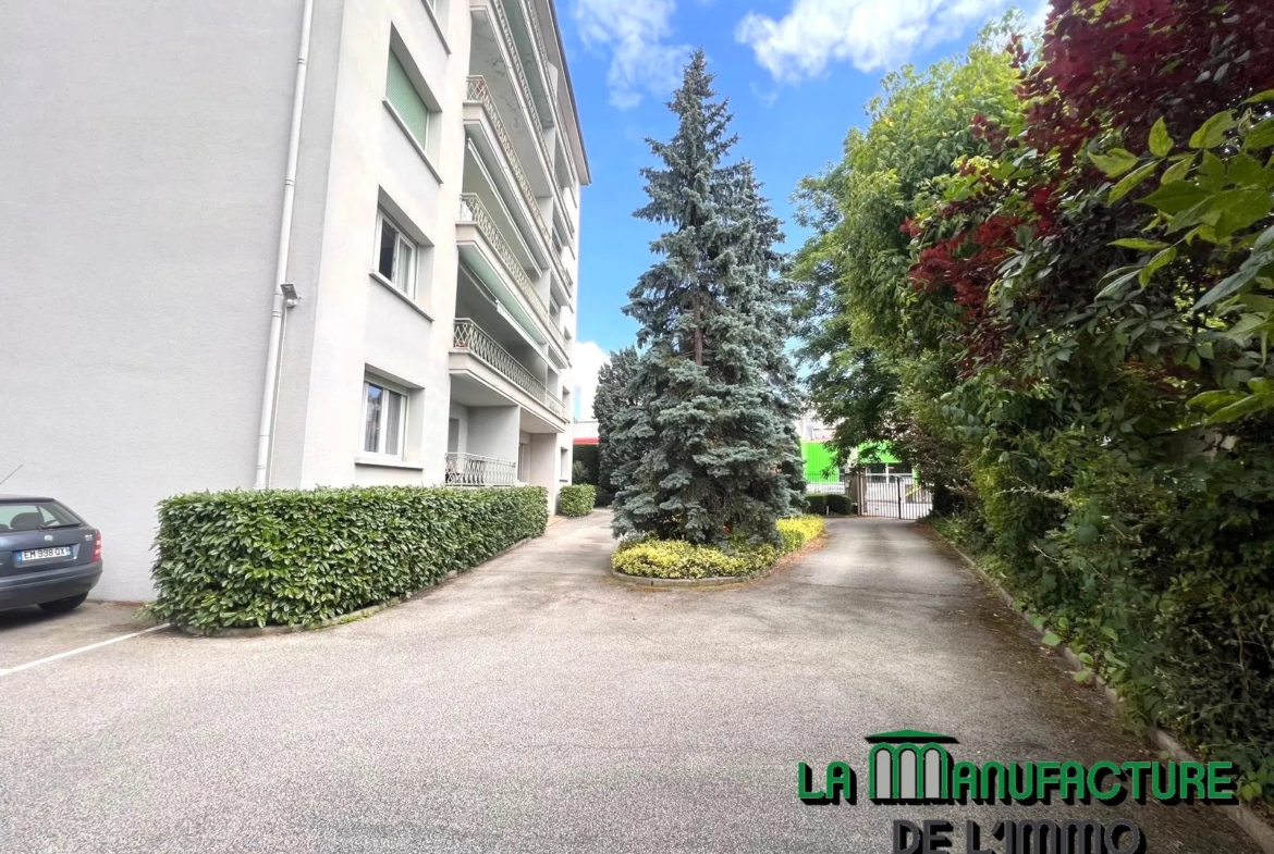 Appartement F5 à rafraîchir - Balcons - Cave - Grenier - Garage / Monthieu - Rue des Allies 