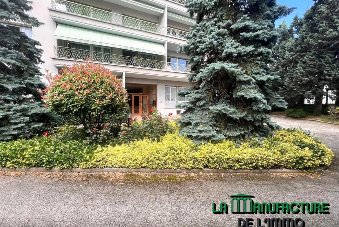 Appartement F5 à rafraîchir - Balcons - Cave - Grenier - Garage / Monthieu - Rue des Allies 