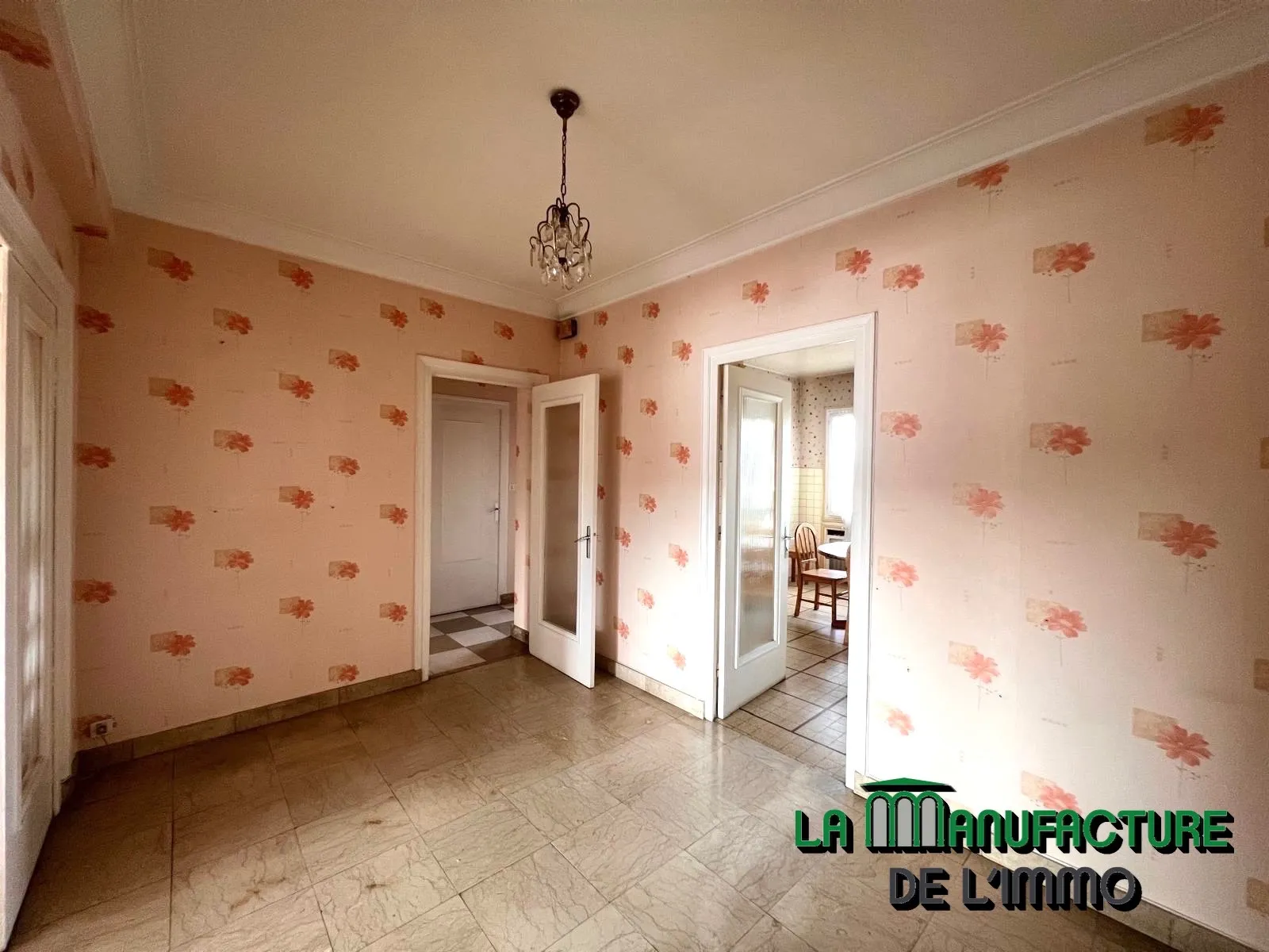 Appartement F5 à rafraîchir - Balcons - Cave - Grenier - Garage / Monthieu - Rue des Allies 