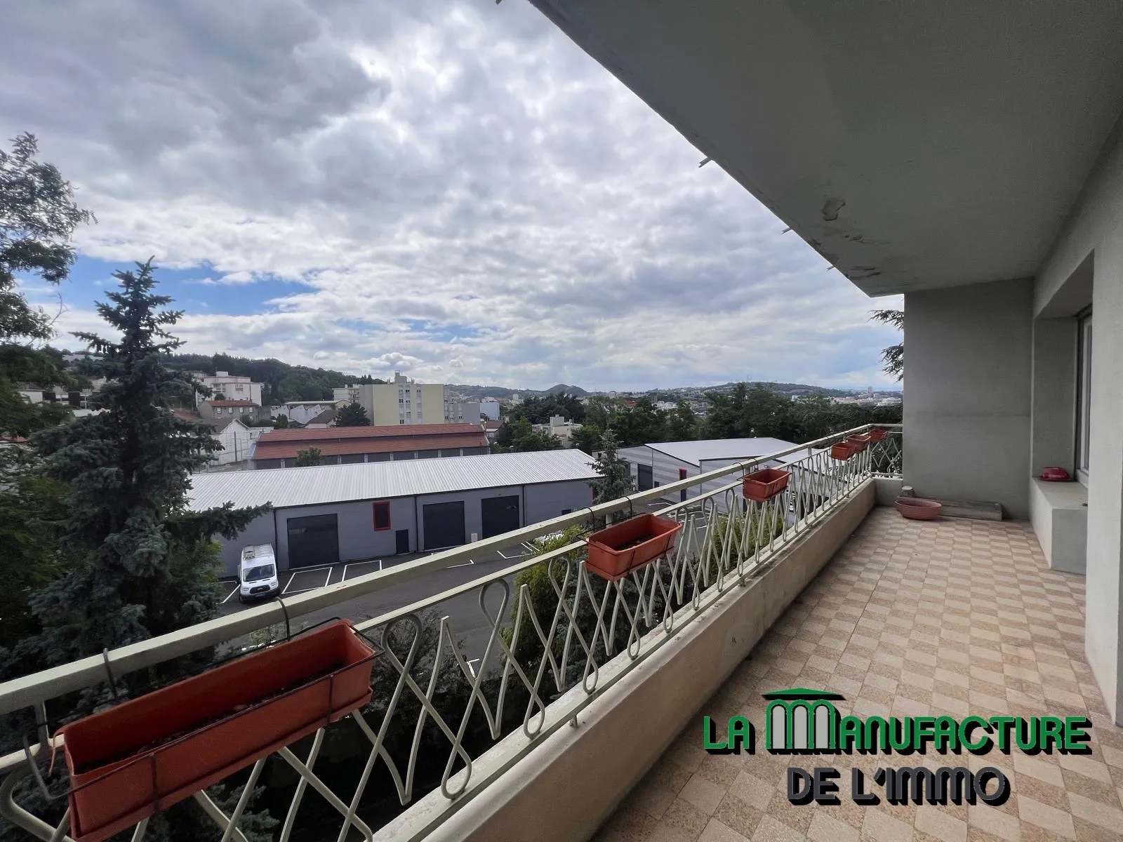 Appartement F5 à rafraîchir - Balcons - Cave - Grenier - Garage / Monthieu - Rue des Allies 