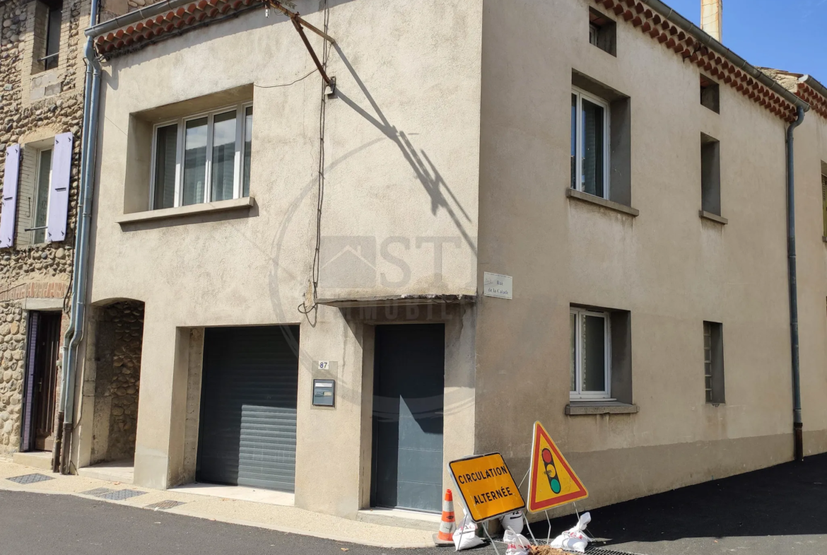 Maison de village rénovée avec garage à Saint-Laurent-du-Pape 