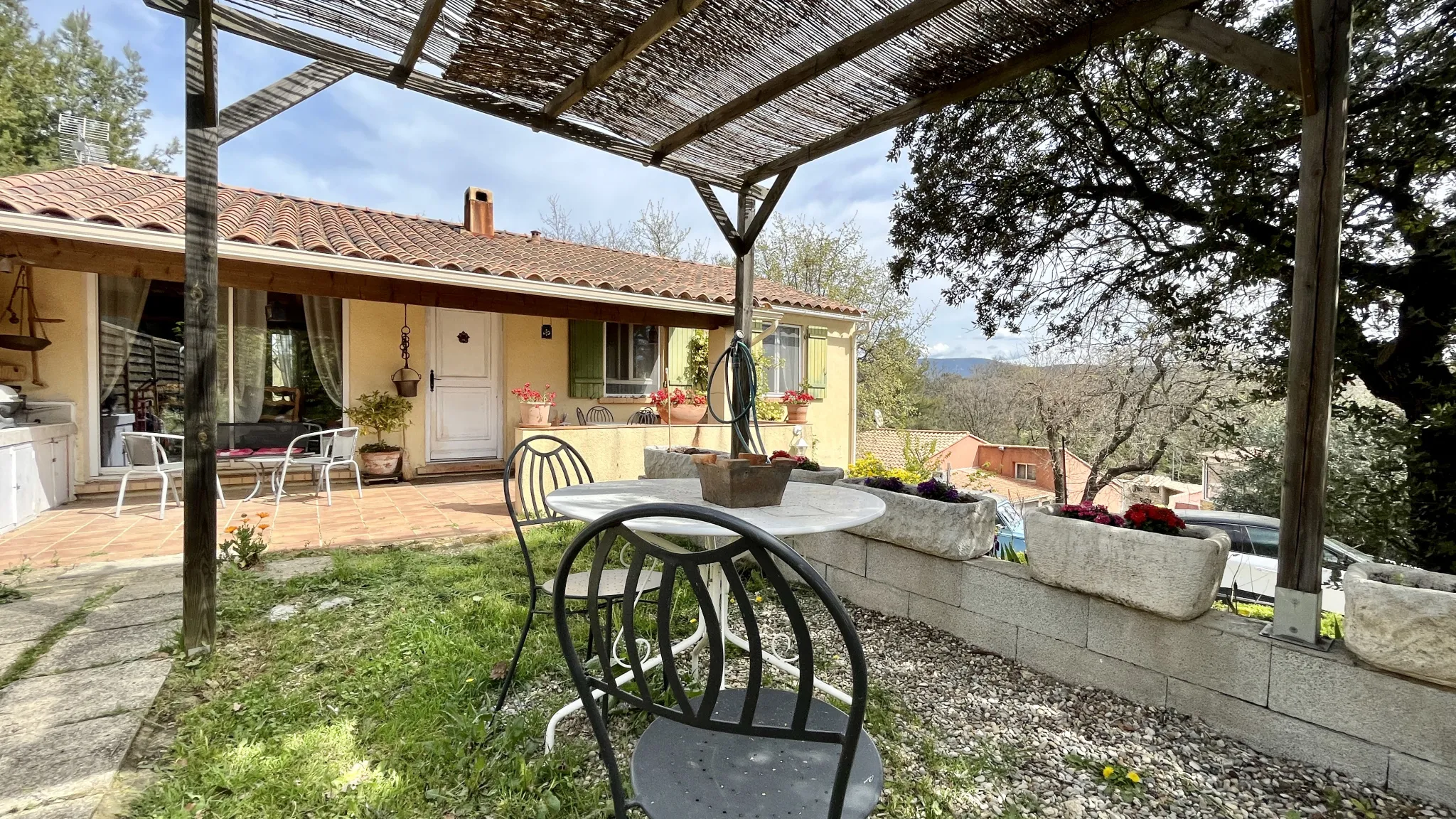 Vente: Belle villa à Apt avec terrasses et jardin 