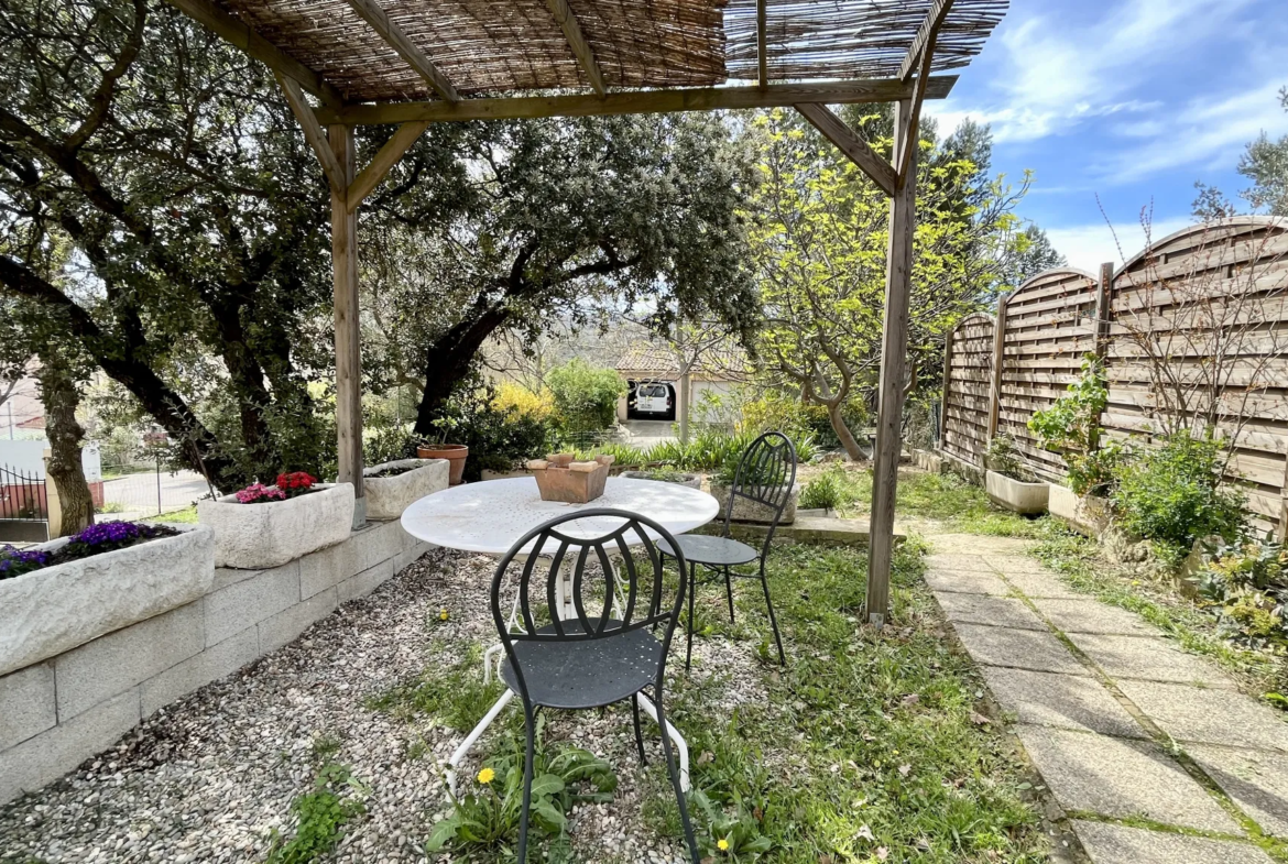 Vente: Belle villa à Apt avec terrasses et jardin 