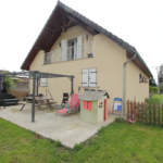 Maison à Pontacq avec jardin et garages spacieux