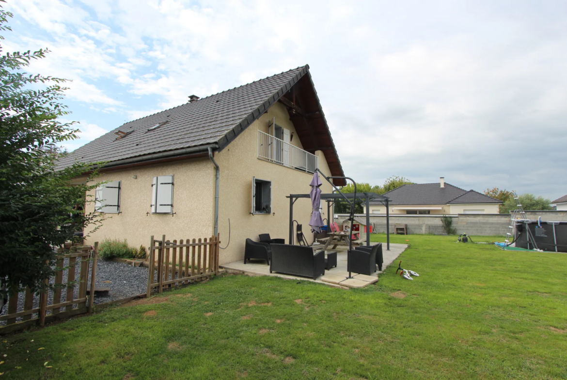 Maison à Pontacq avec jardin et garages spacieux 