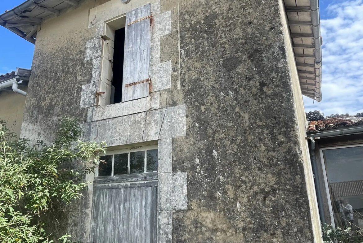 Maison à rénover à Semussac - Charme et potentiel à découvrir 