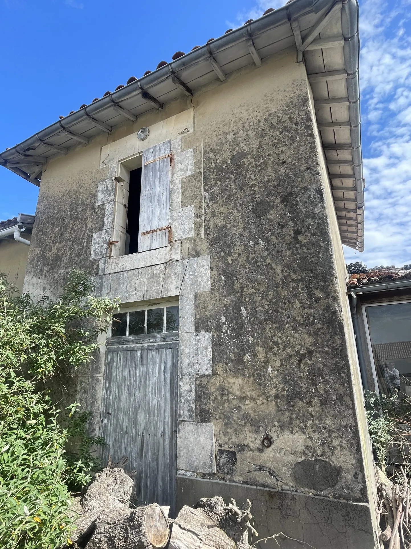 Maison à rénover à Semussac - Charme et potentiel à découvrir 