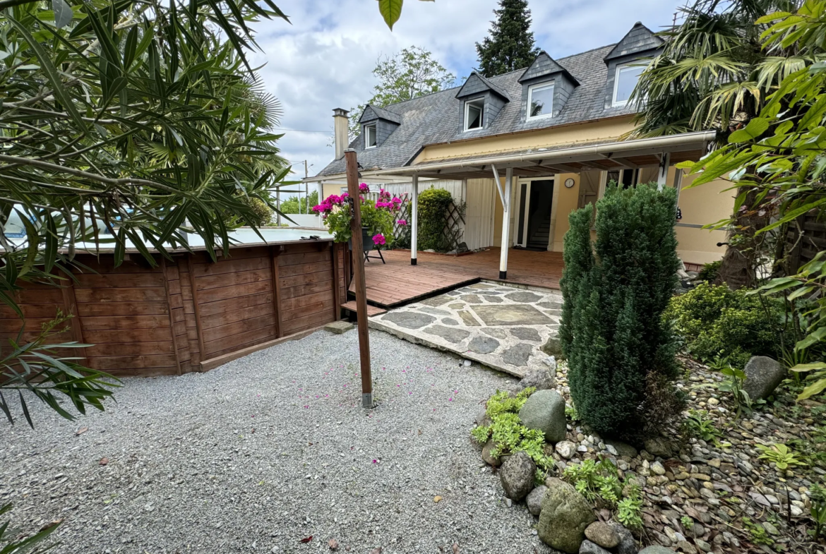 Charmante maison à Asson avec 4 chambres et piscine 