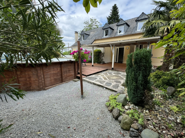 Charmante maison à Asson avec 4 chambres et piscine