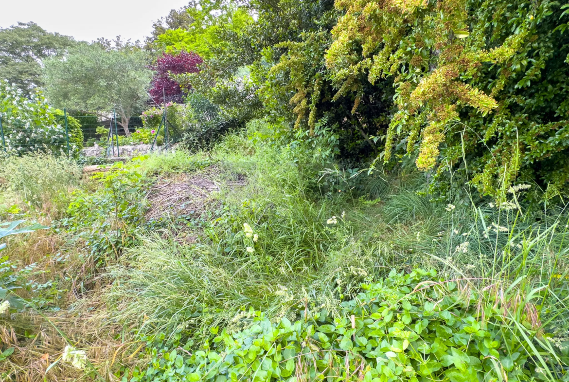 Maison de rue à réhabiliter avec grand terrain à Rompon 