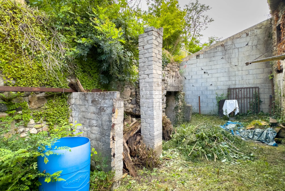 Maison de rue à réhabiliter avec grand terrain à Rompon 