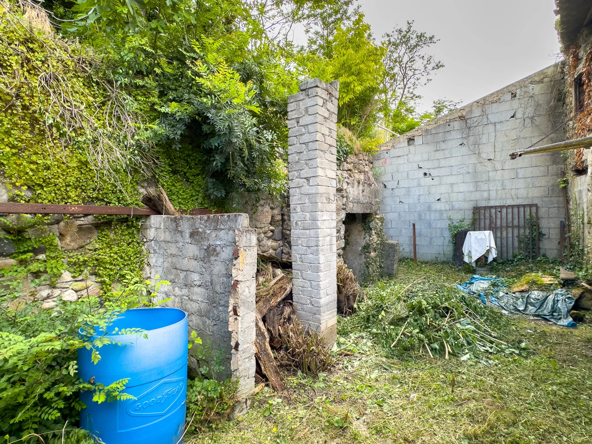 Maison de rue à réhabiliter avec grand terrain à Rompon 