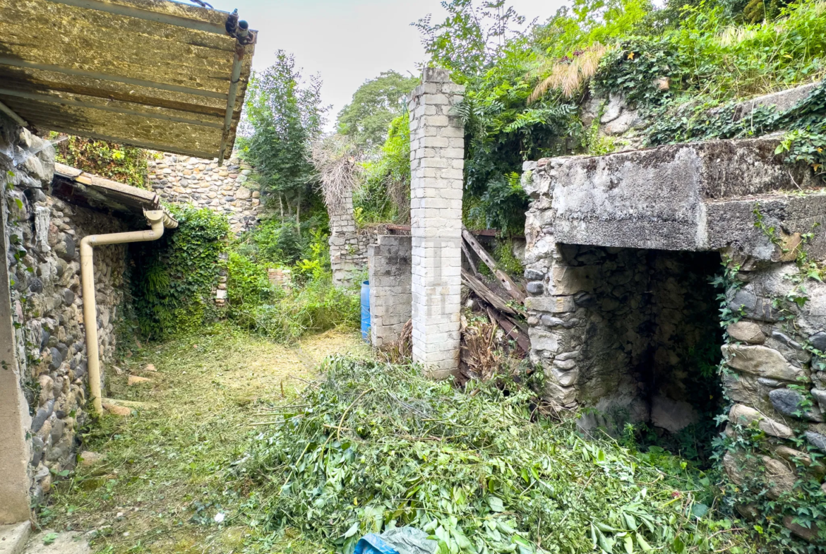 Maison de rue à réhabiliter avec grand terrain à Rompon 