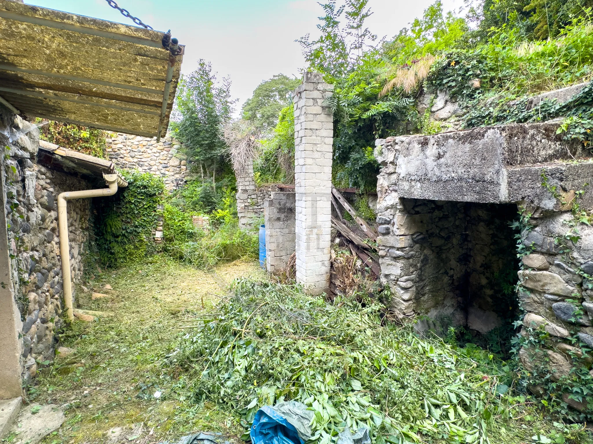 Maison de rue à réhabiliter avec grand terrain à Rompon 