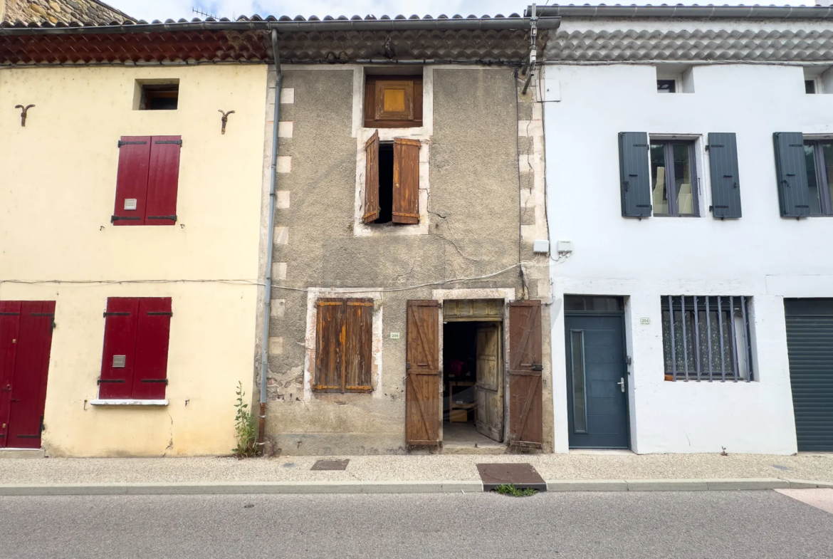 Maison de rue à réhabiliter avec grand terrain à Rompon 