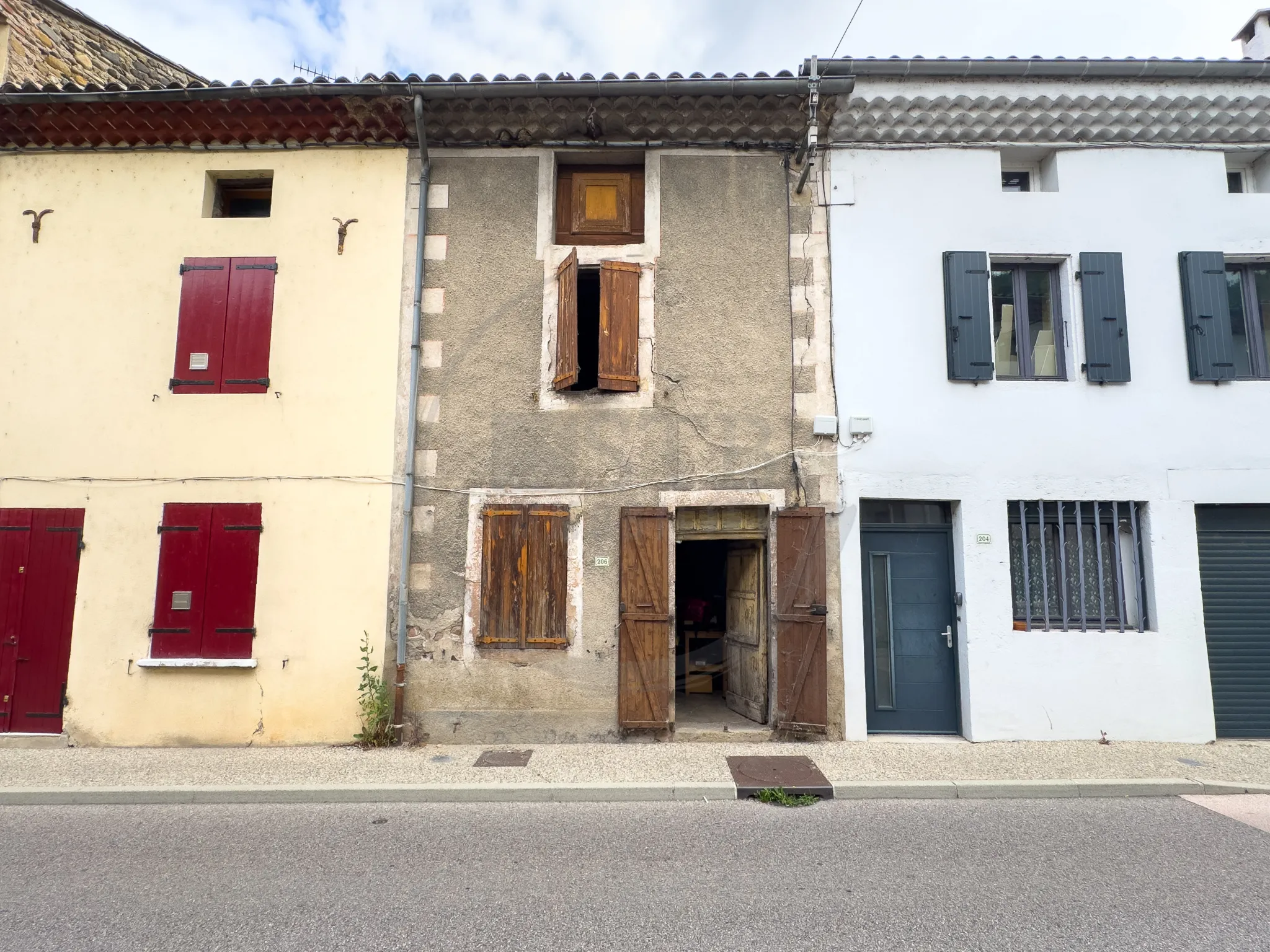 Maison de rue à réhabiliter avec grand terrain à Rompon 