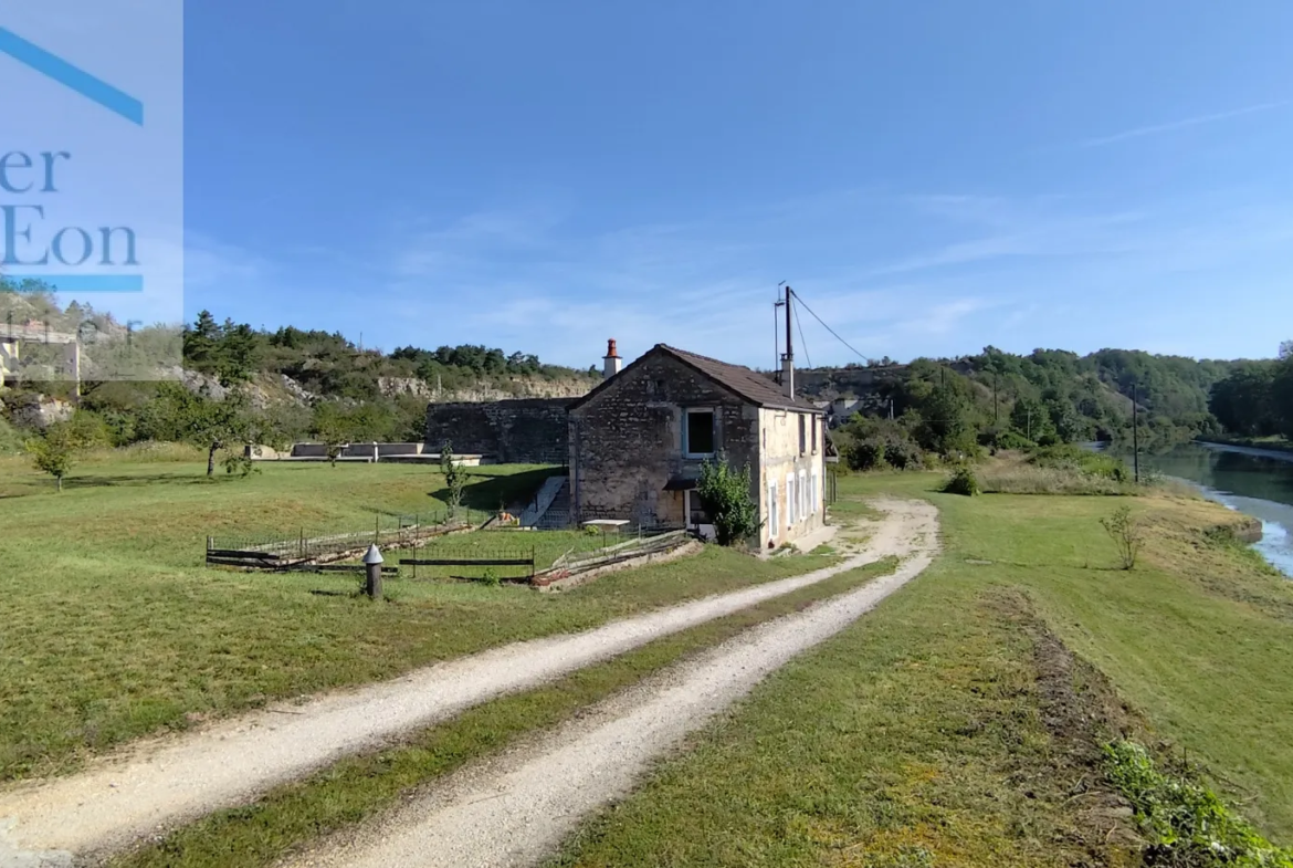 Maison isolée dans la campagne face au canal de Bourgogne T5 90m2 