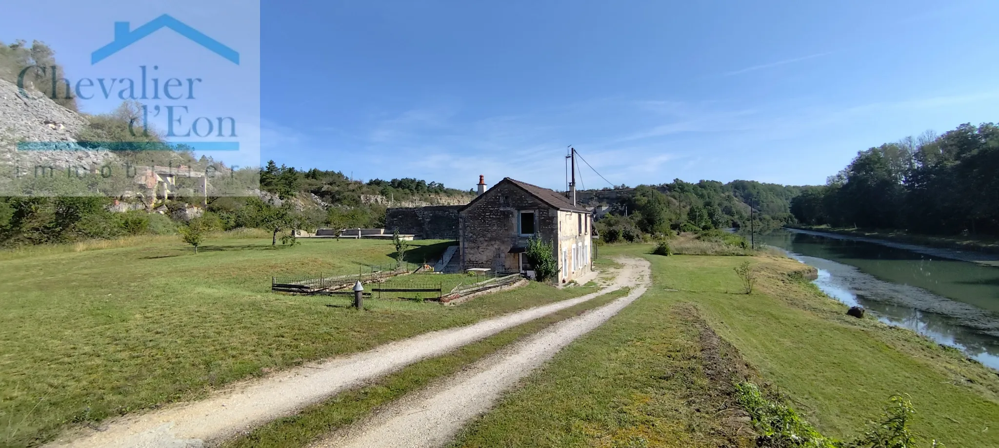 Maison isolée dans la campagne face au canal de Bourgogne T5 90m2 