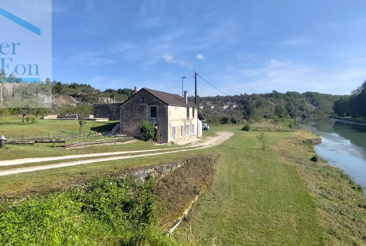 Maison isolée dans la campagne face au canal de Bourgogne T5 90m2 