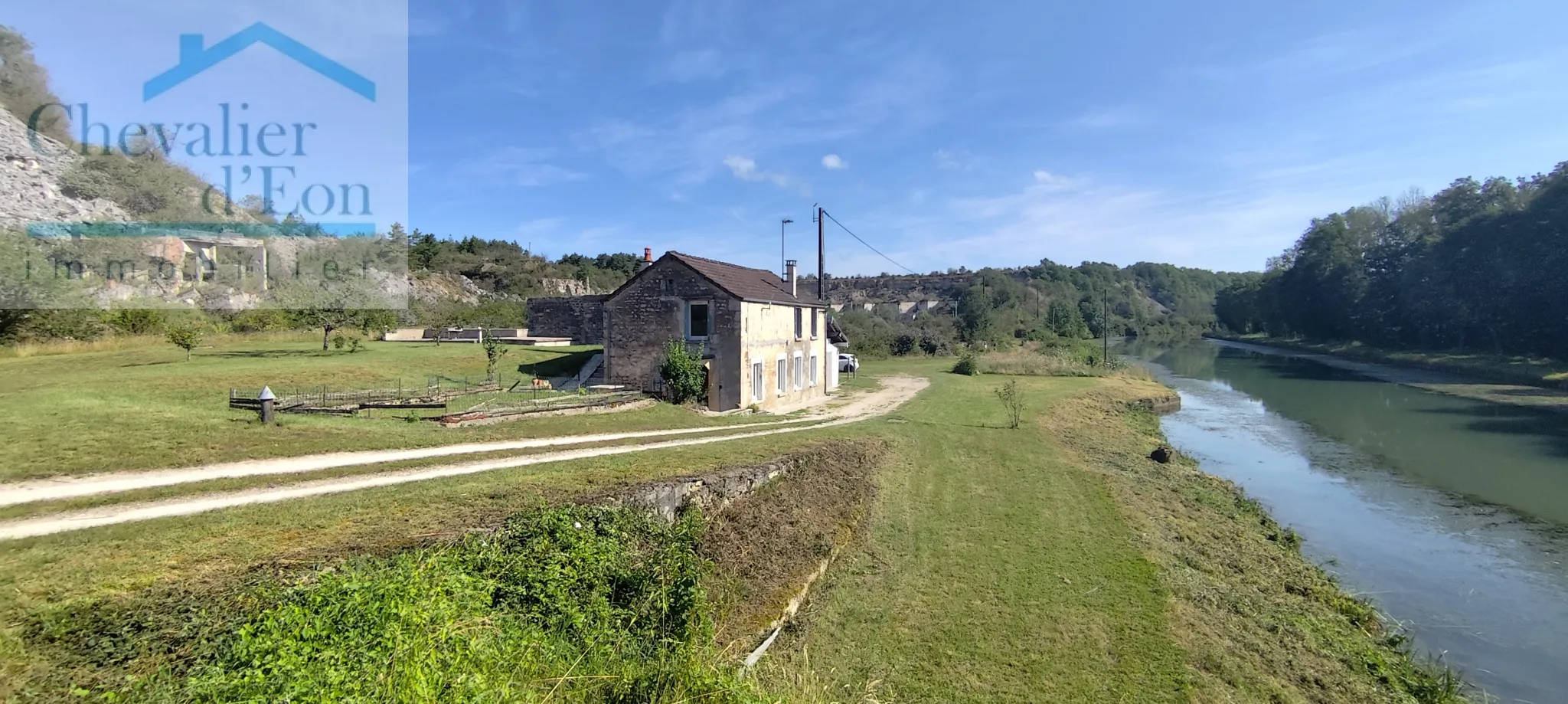 Maison isolée dans la campagne face au canal de Bourgogne T5 90m2 