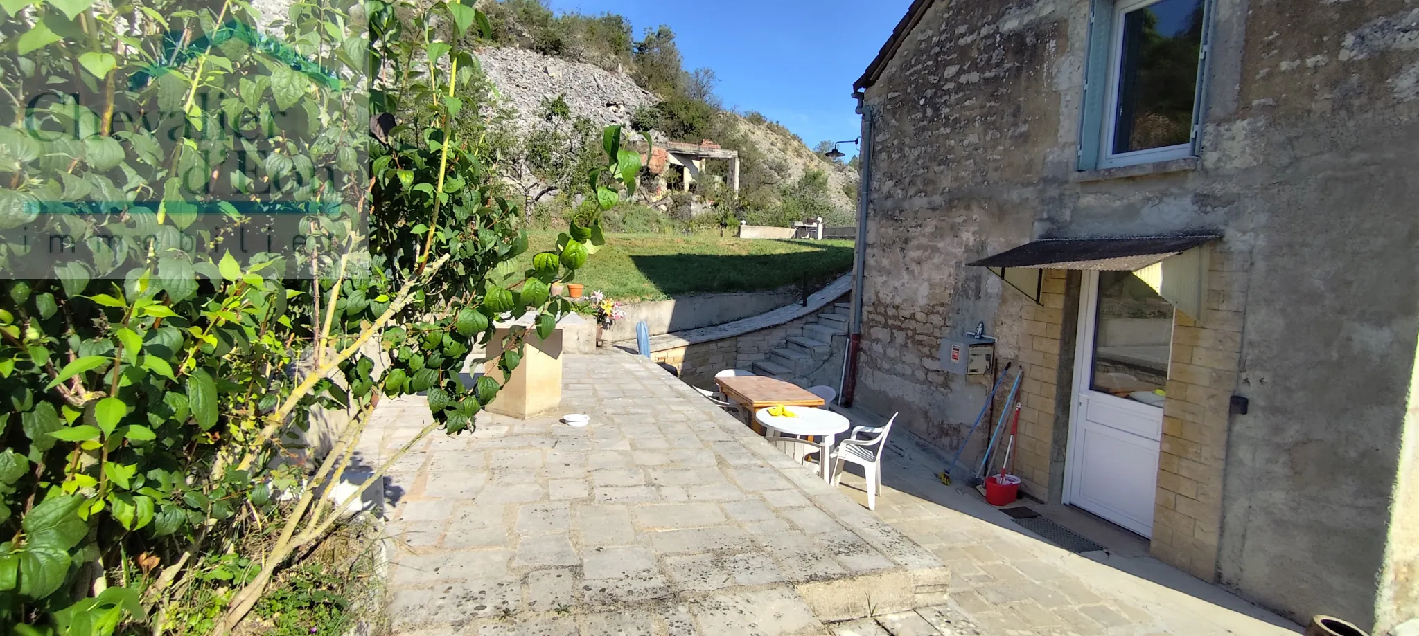 Maison isolée dans la campagne face au canal de Bourgogne T5 90m2 