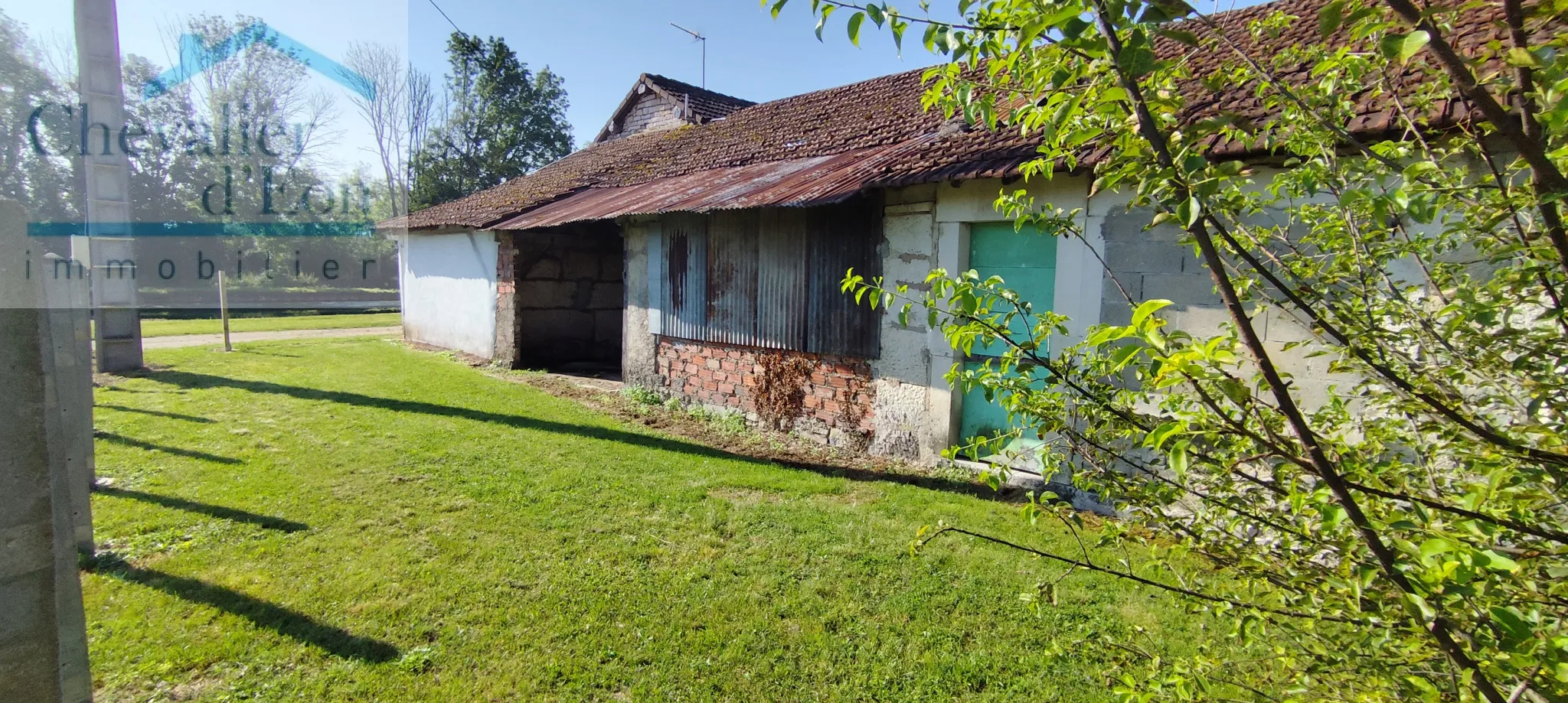 Maison isolée dans la campagne face au canal de Bourgogne T5 90m2 