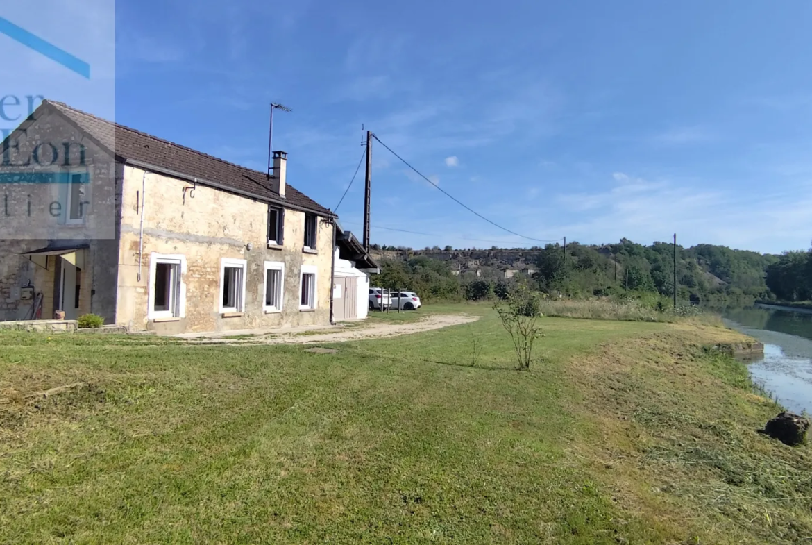 Maison isolée dans la campagne face au canal de Bourgogne T5 90m2 