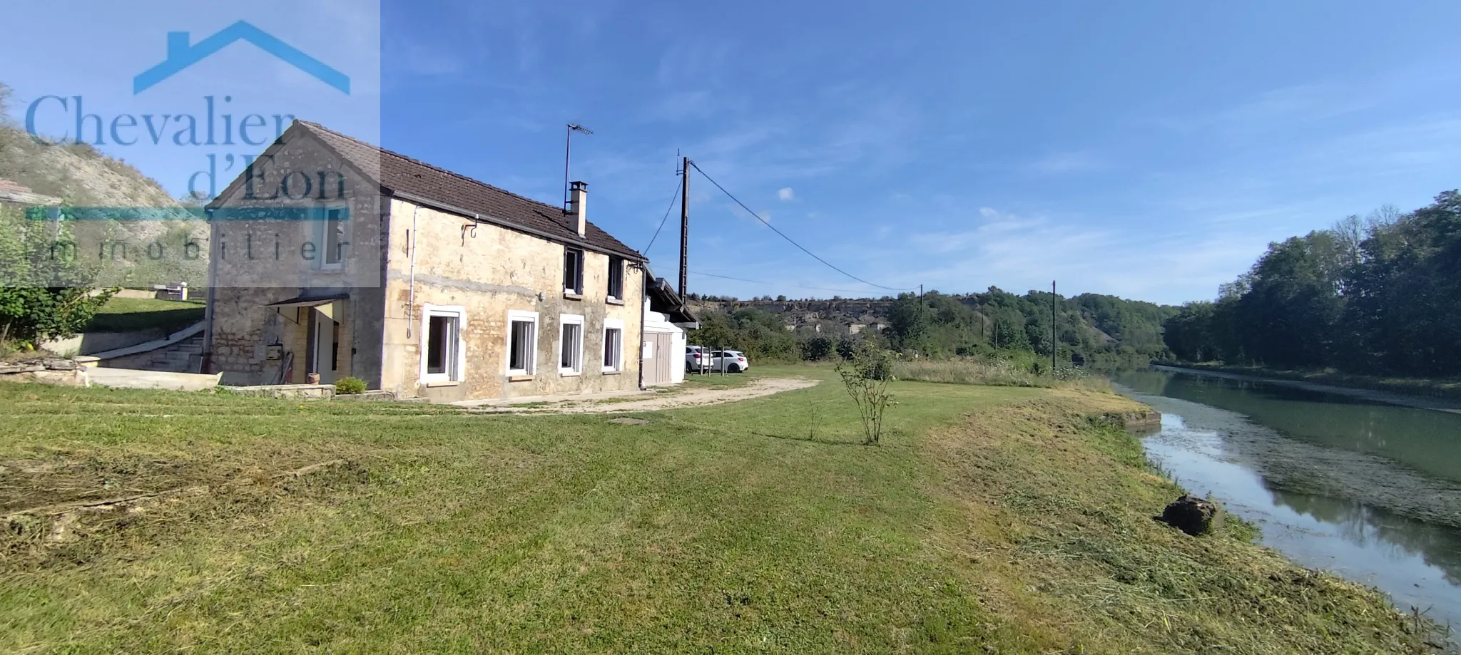 Maison isolée dans la campagne face au canal de Bourgogne T5 90m2 