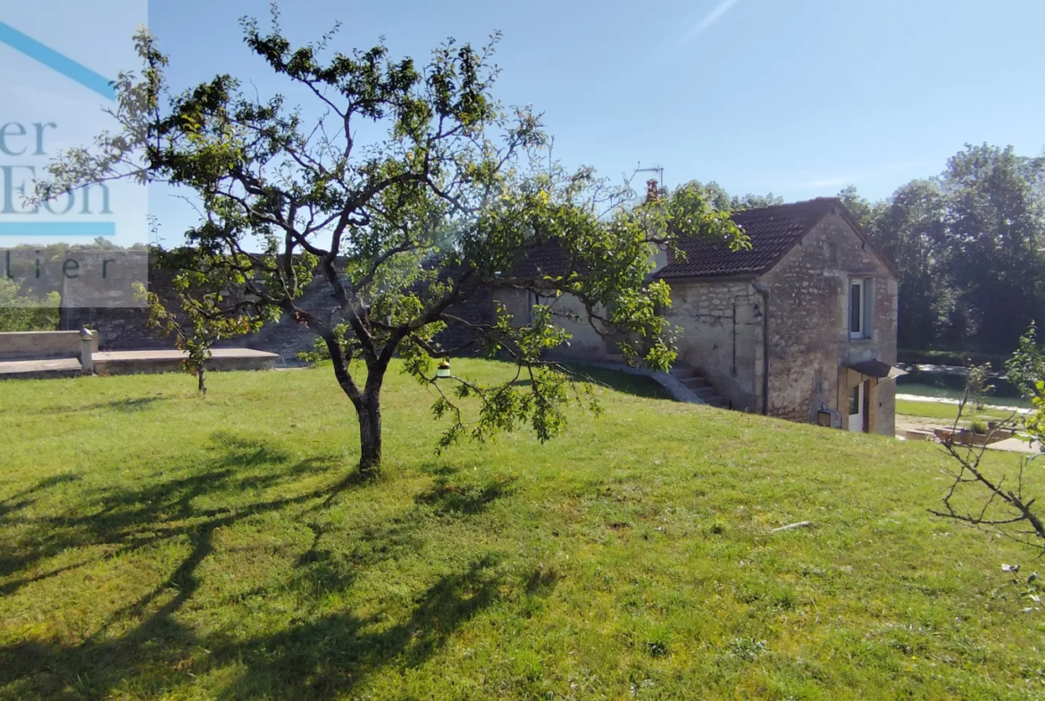 Maison isolée dans la campagne face au canal de Bourgogne T5 90m2 