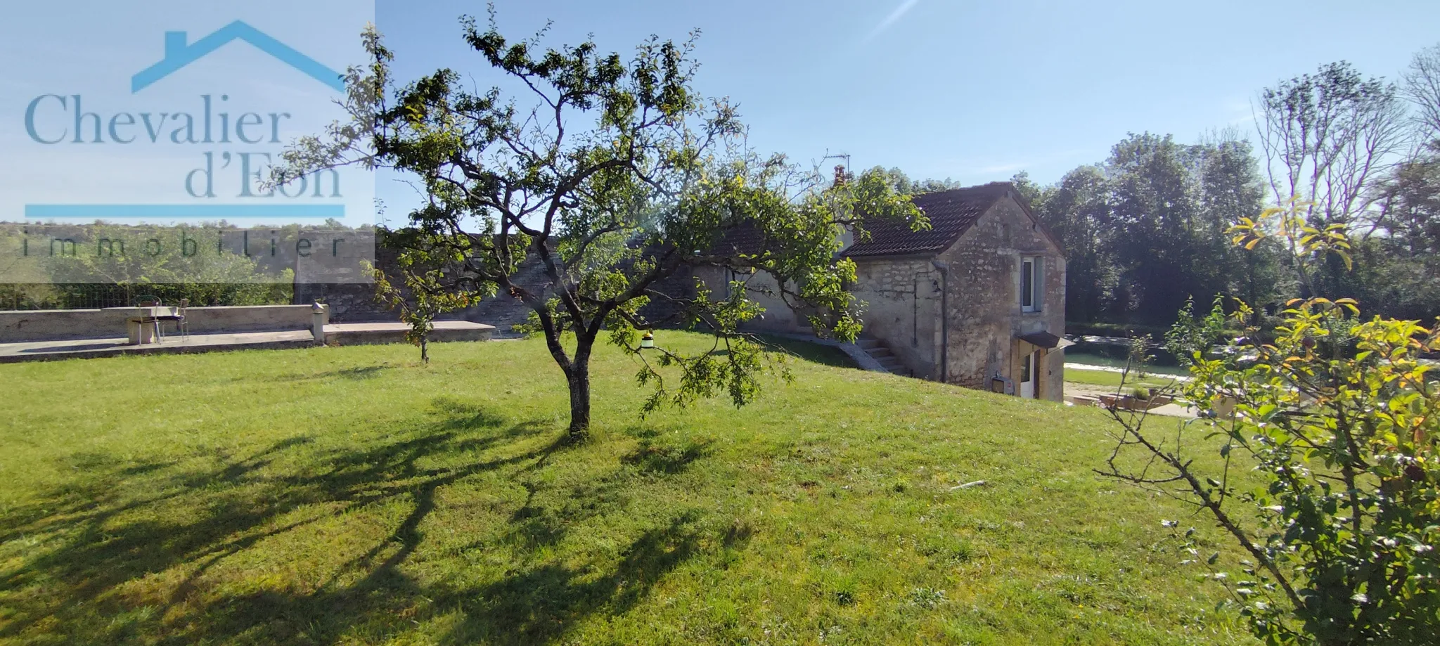 Maison isolée dans la campagne face au canal de Bourgogne T5 90m2 