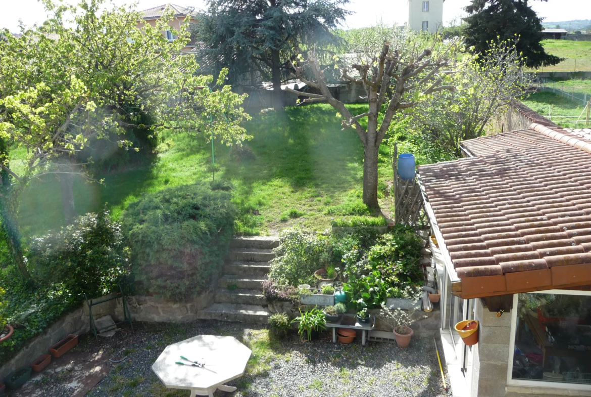 Maison Ancienne Rénovée avec Garage et Jardin à Montbrison 