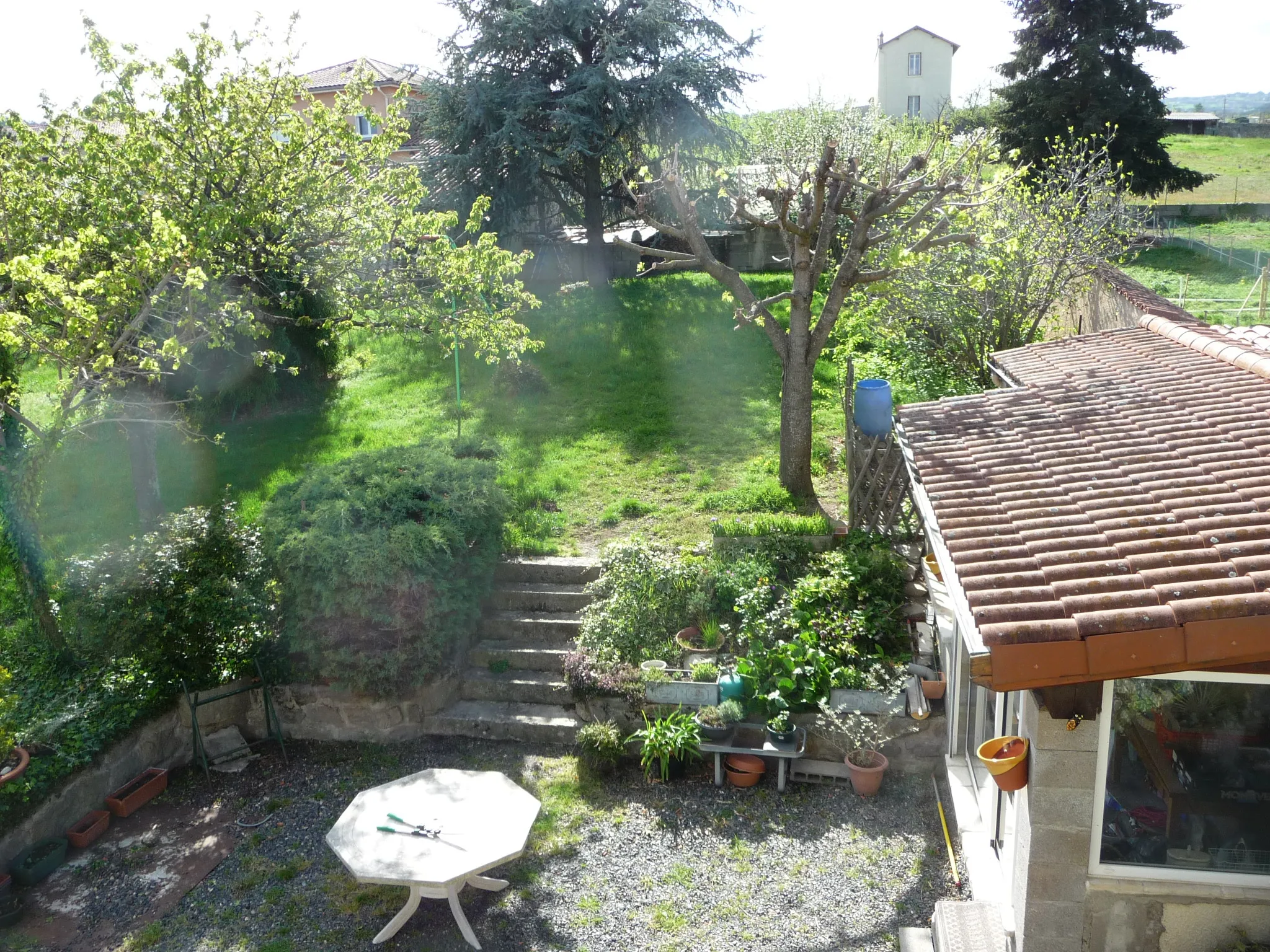 Maison Ancienne Rénovée avec Garage et Jardin à Montbrison 