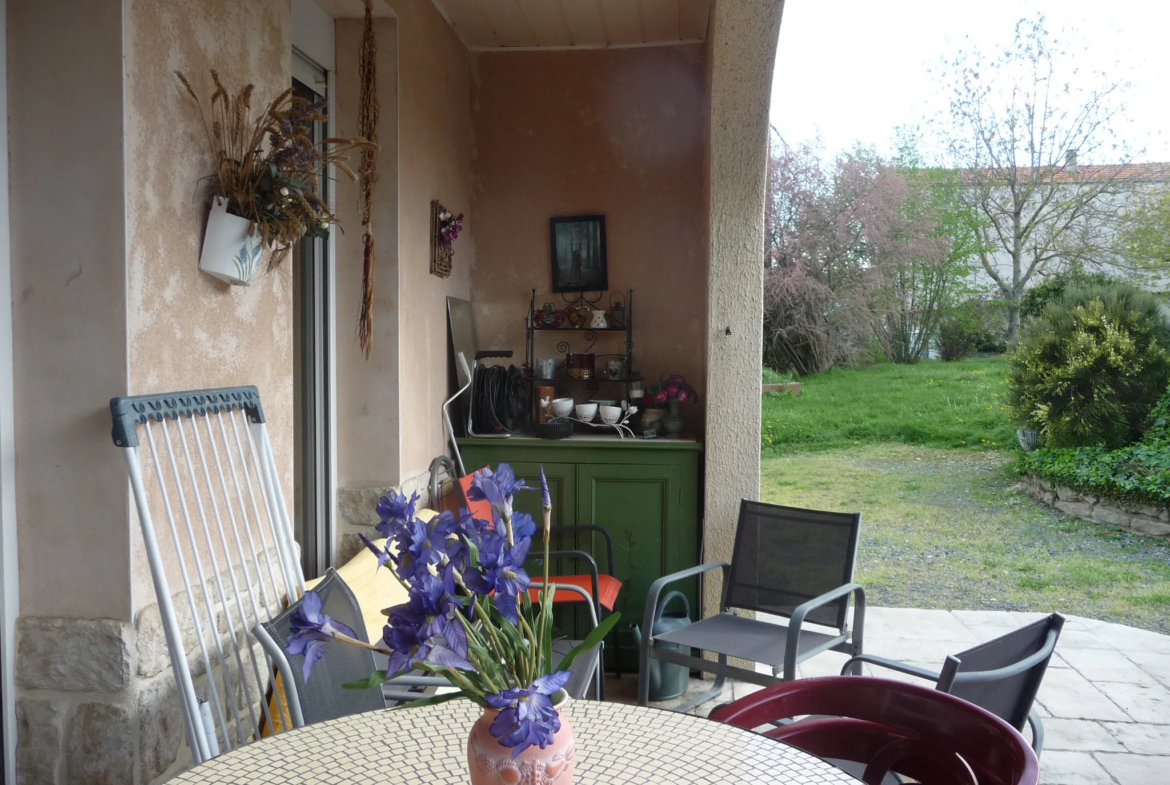 Maison Ancienne Rénovée avec Garage et Jardin à Montbrison 