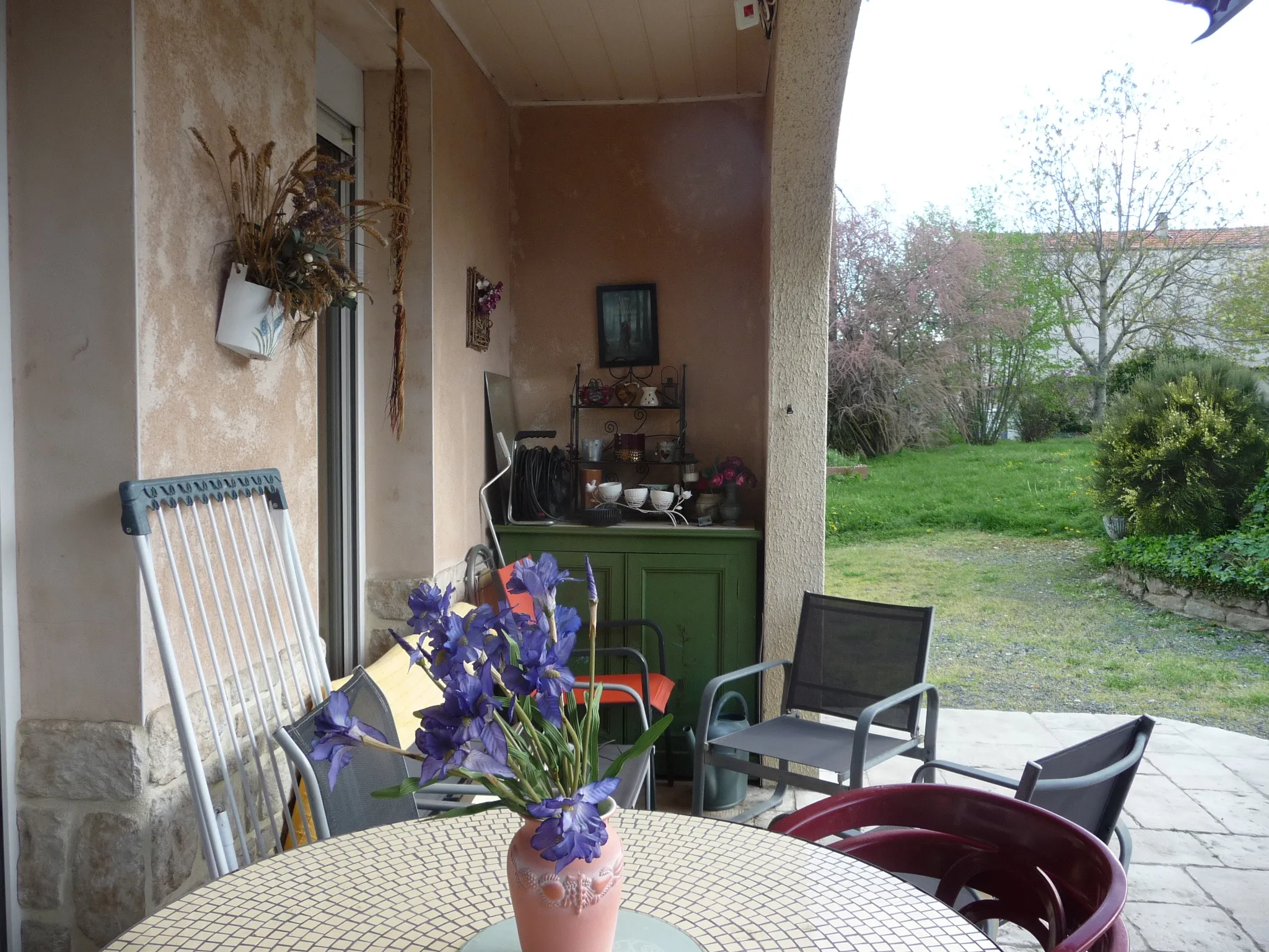 Maison Ancienne Rénovée avec Garage et Jardin à Montbrison 