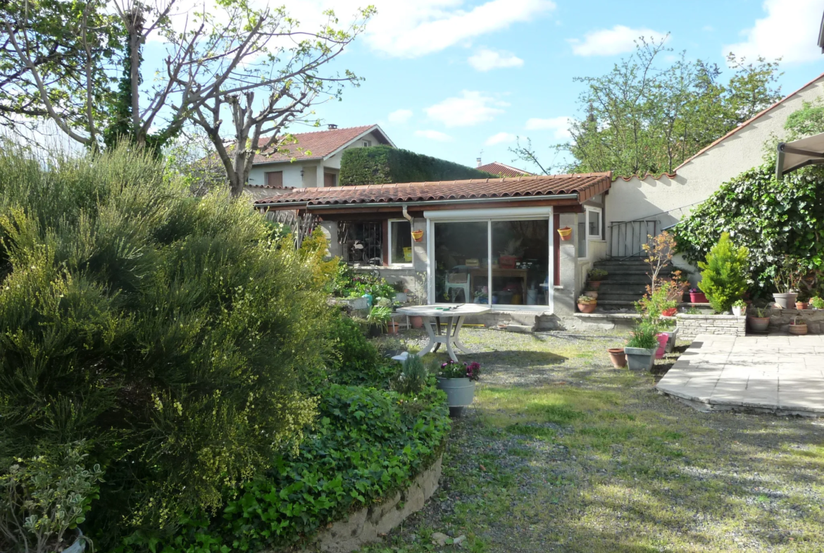 Maison Ancienne Rénovée avec Garage et Jardin à Montbrison 