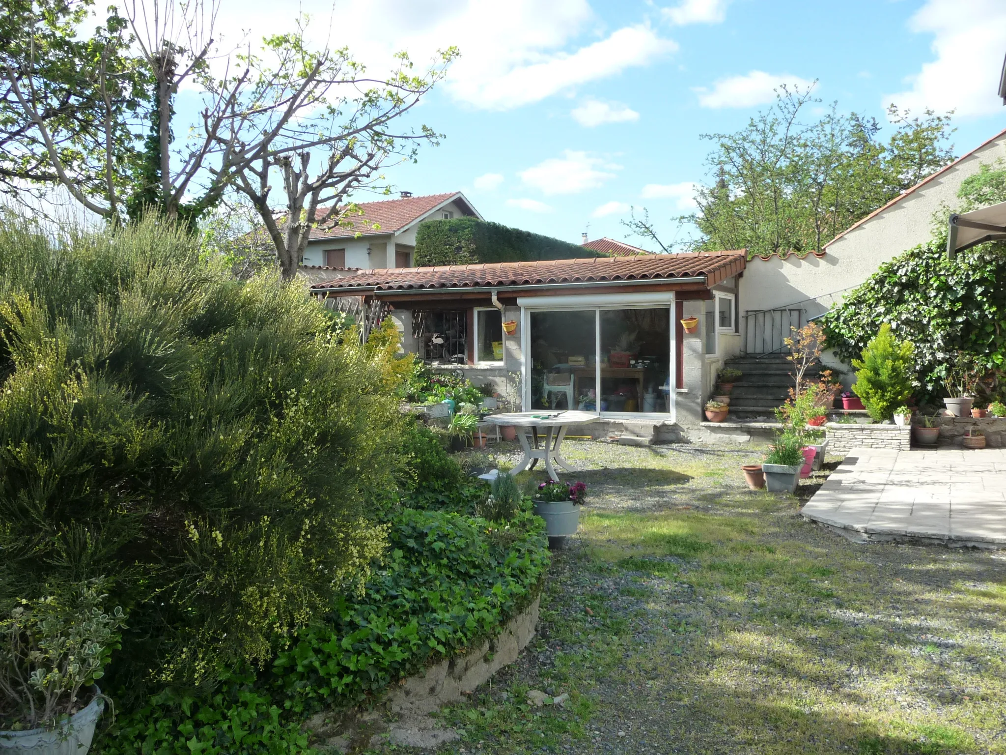 Maison Ancienne Rénovée avec Garage et Jardin à Montbrison 