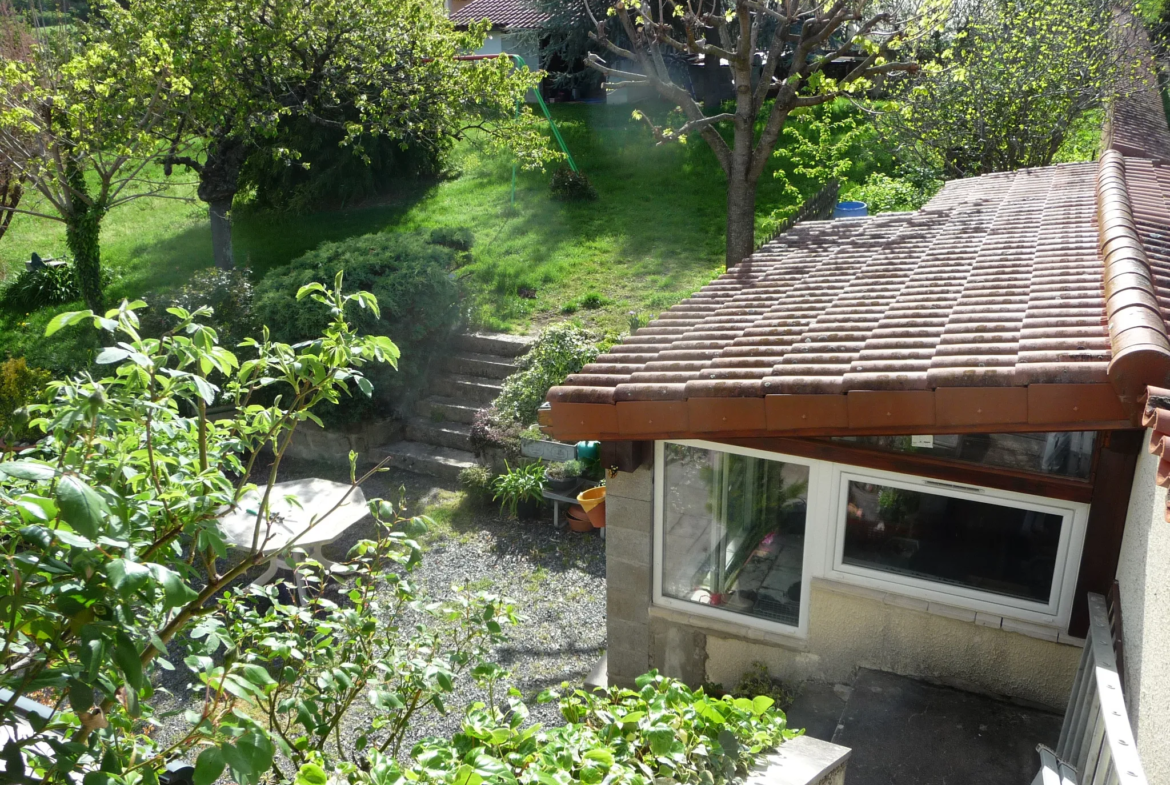 Maison Ancienne Rénovée avec Garage et Jardin à Montbrison 