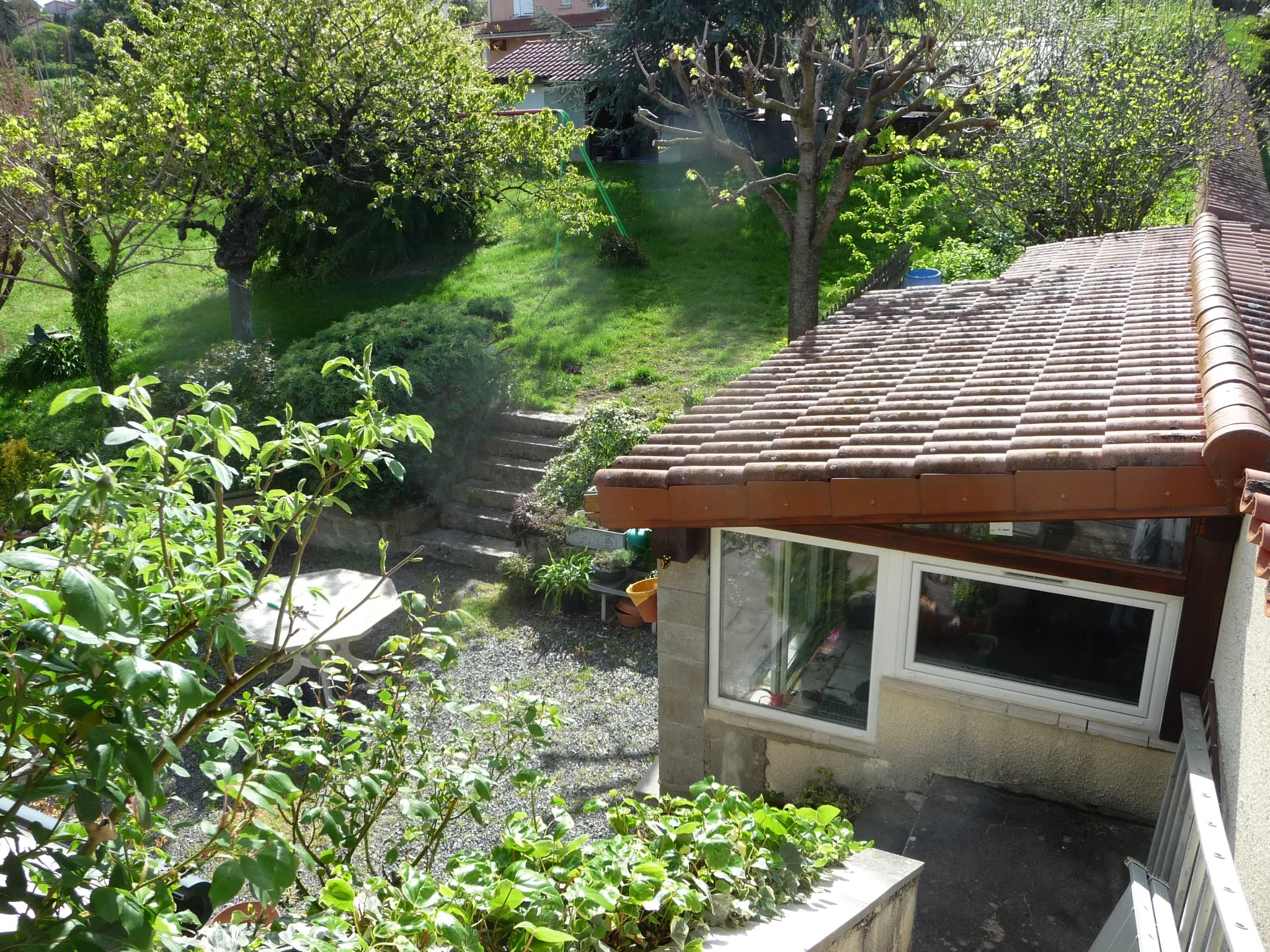 Maison Ancienne Rénovée avec Garage et Jardin à Montbrison 