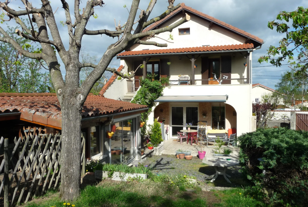 Maison Ancienne Rénovée avec Garage et Jardin à Montbrison 