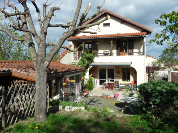 Maison Ancienne Rénovée avec Garage et Jardin à Montbrison