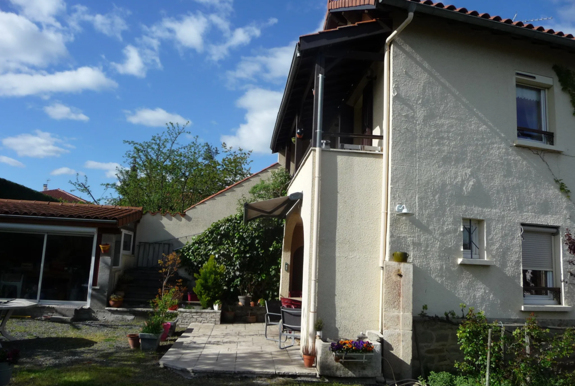 Maison Ancienne Rénovée avec Garage et Jardin à Montbrison 