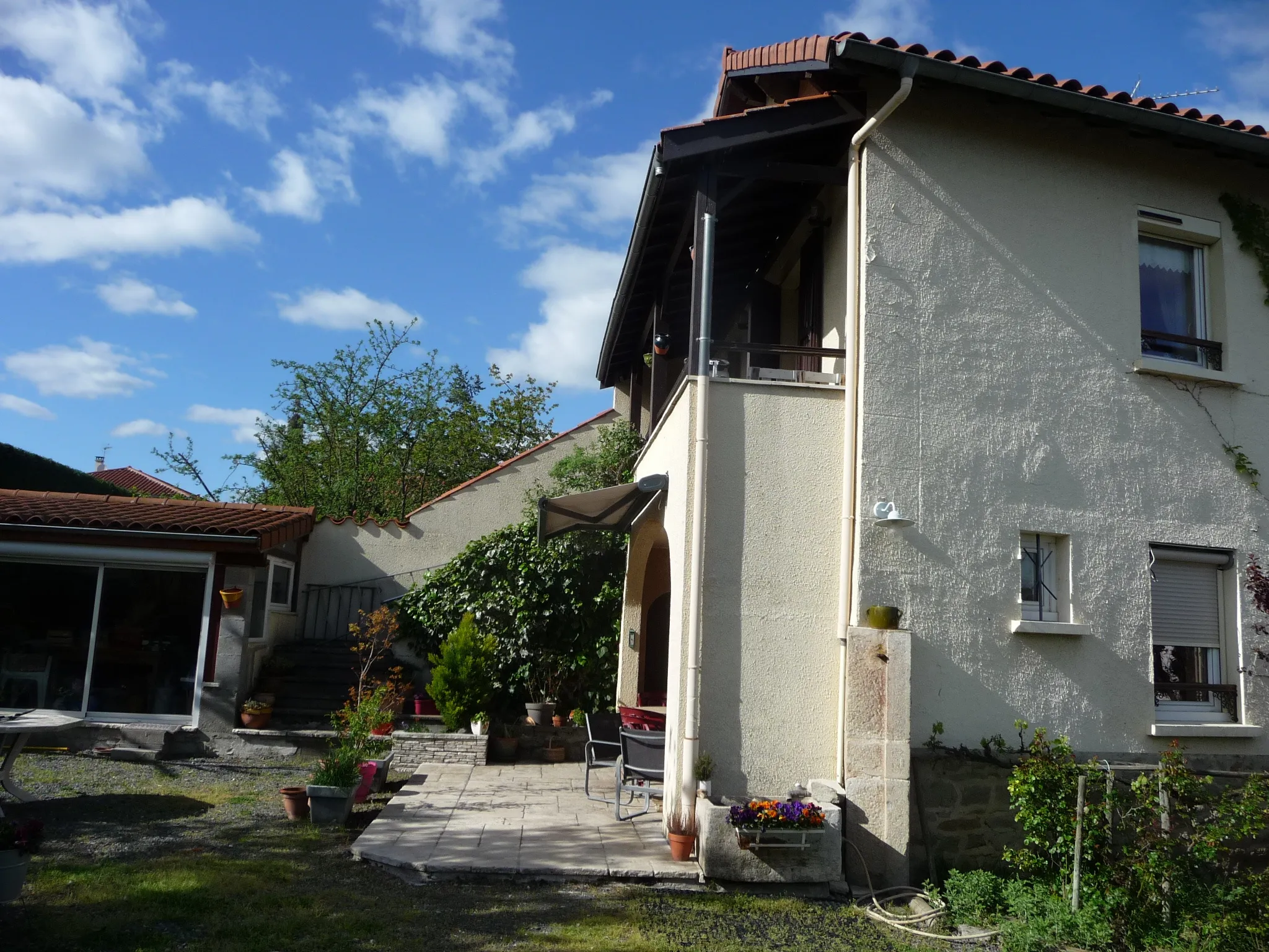 Maison Ancienne Rénovée avec Garage et Jardin à Montbrison 