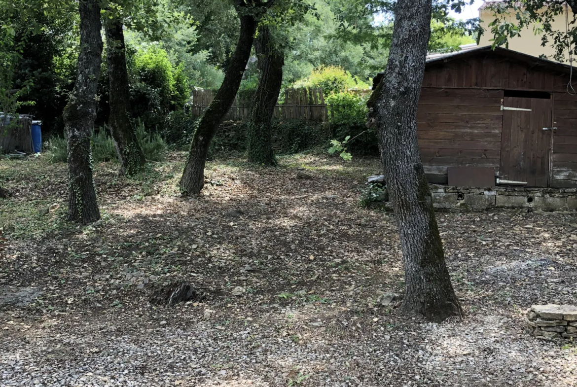 Cabanon à rénover sur terrain clos à Faucon 