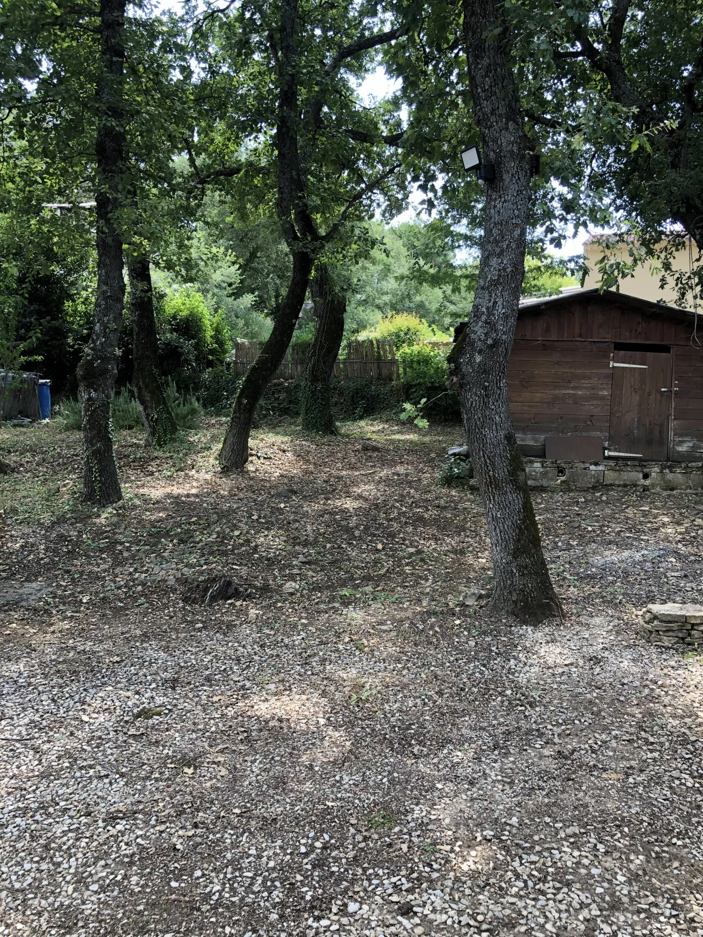 Cabanon à rénover sur terrain clos à Faucon 