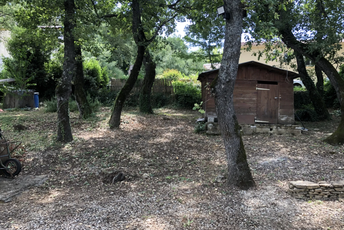 Cabanon à rénover sur terrain clos à Faucon 