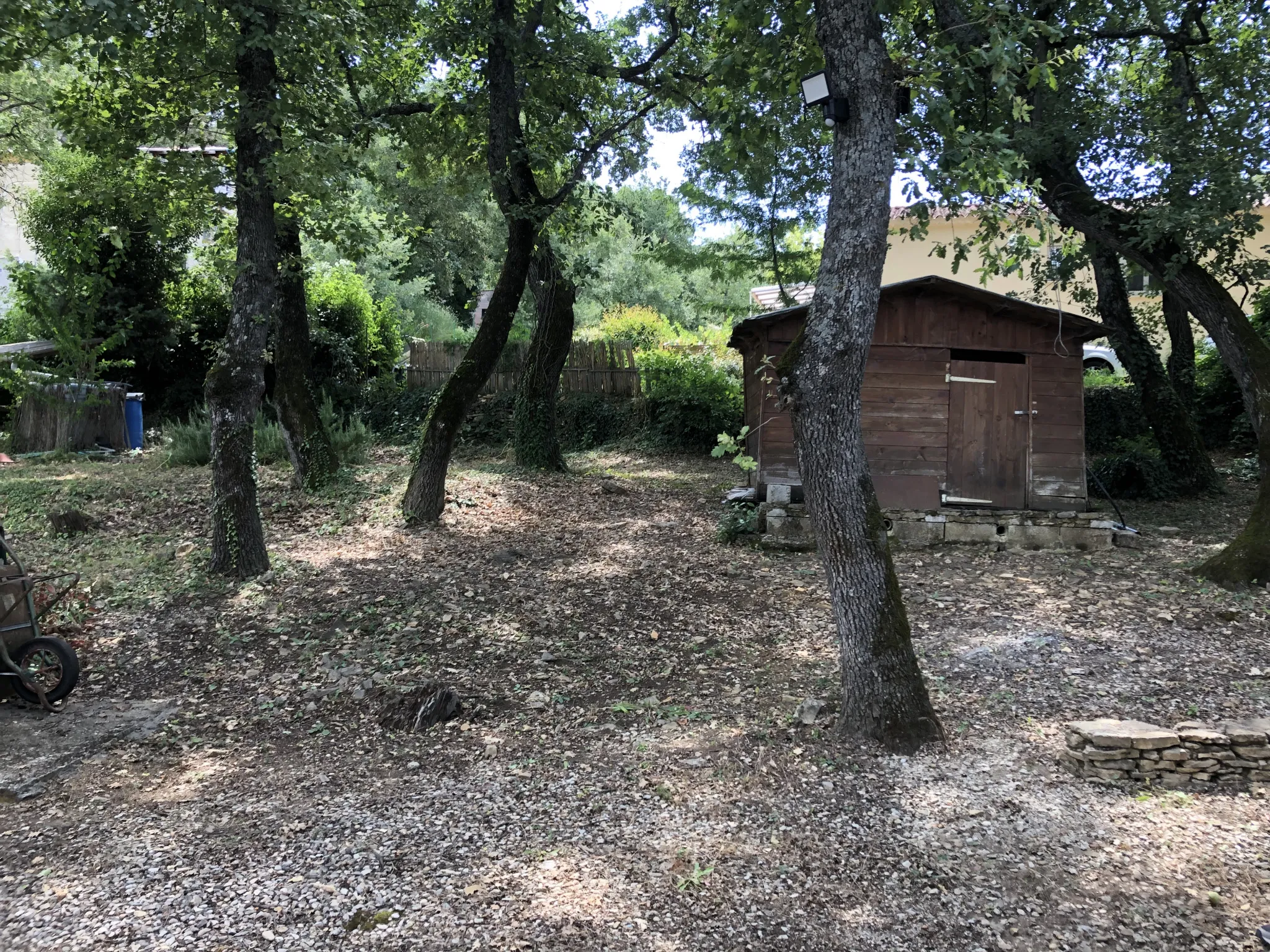 Cabanon à rénover sur terrain clos à Faucon 